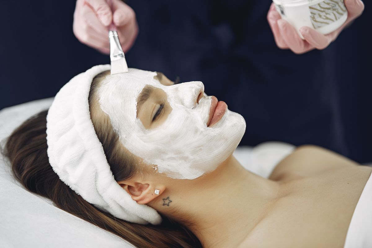 A guest resting during a calming skin treatment